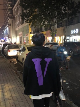「VLONE（ヴィーロン）のアイテム（トップス、ブラック系）」を使った、折原临也さん（メンズ・168cm）の秋コーディネート