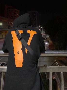 「VLONE（ヴィーロン）のアイテム（トップス、ブラック系）」を使った、折原临也さん（メンズ・168cm）の冬コーディネート