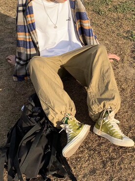 「CONVERSE（コンバース）のアイテム（シューズ、グリーン系）」を使った、折原临也さん（メンズ・168cm）の冬コーディネート