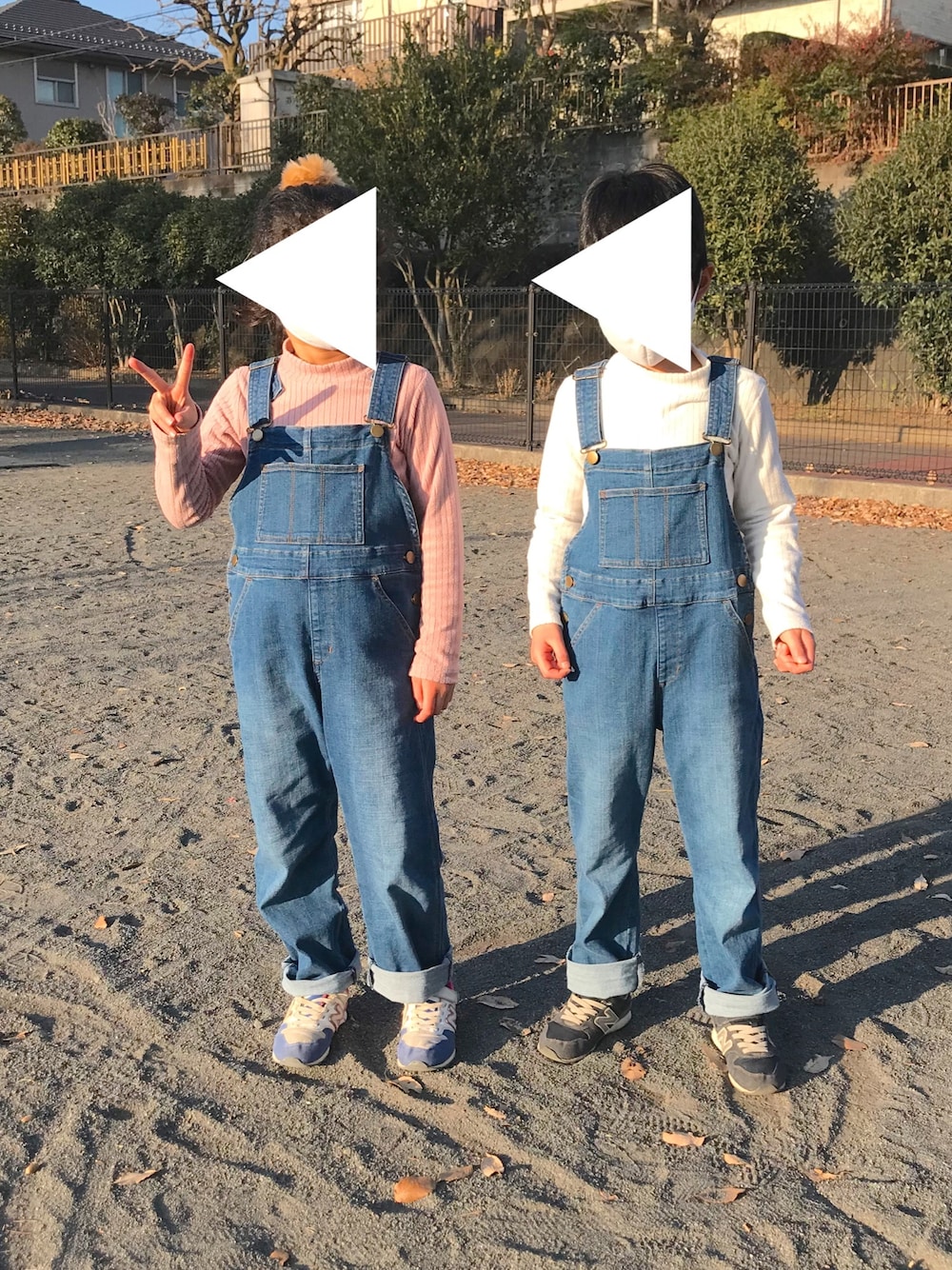 「キッズファッション、シンプルコーデ、姉弟、ゆるコーデ、タートルネック、スニーカー、女の子、男の子、おそろいコーデ、公園」｜「devirockの楽デニム デニムサロペット（サロペット/オーバーオール、ブルー系）」を使った、めるさん（キッズ・125cm）の冬コーディネートの1枚目の写真