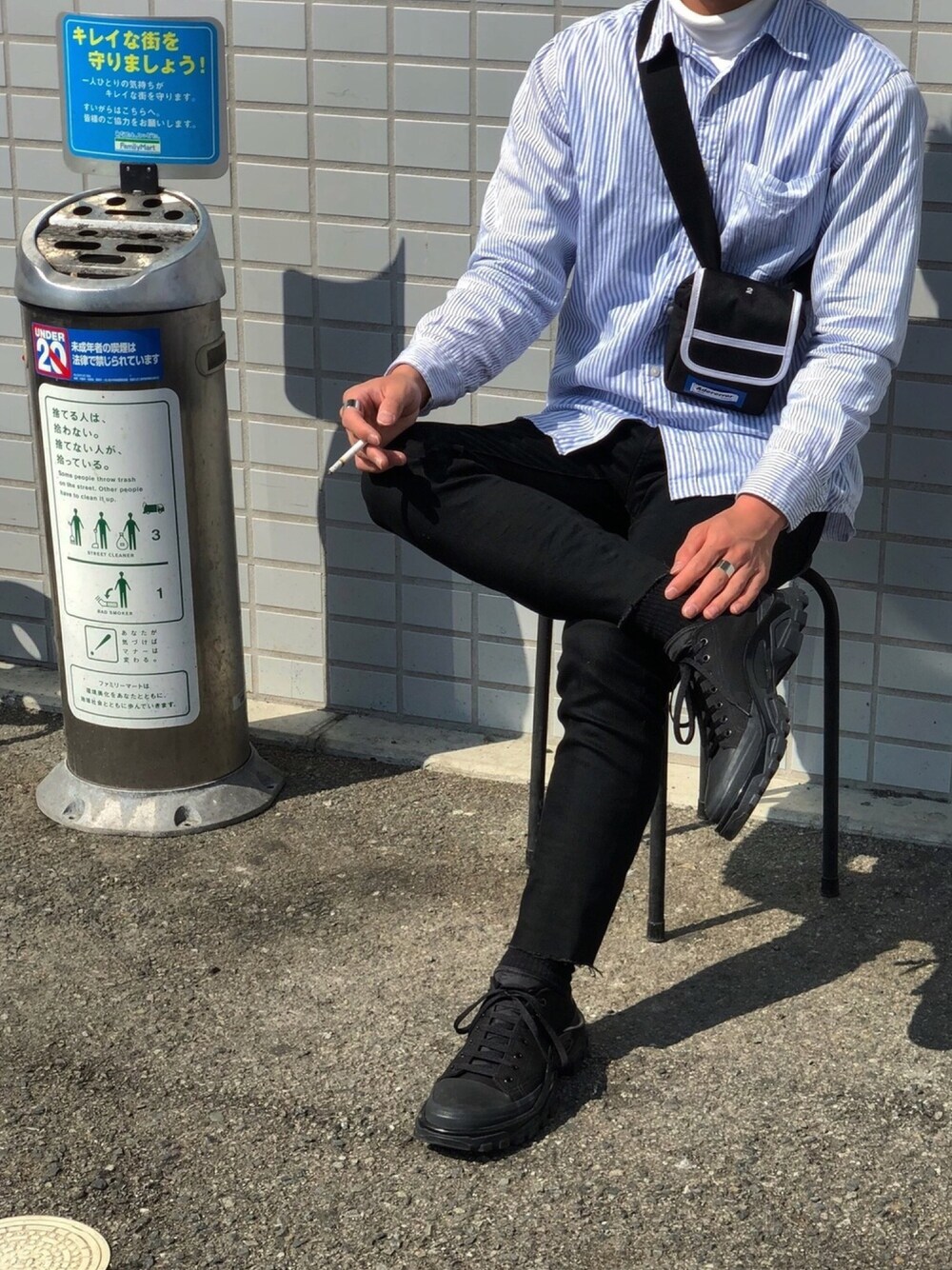 「outfit、JWANDERSON、ADER error、RAF SIMONS、ブラック、シャツスタイル、おしゃれさんと繋がりたい」｜「jw andersonのアイテム（シャツ/ブラウス、ブルー系）」を使った、りゅうきさん（メンズ・164cm）の春コーディネートの1枚目の写真
