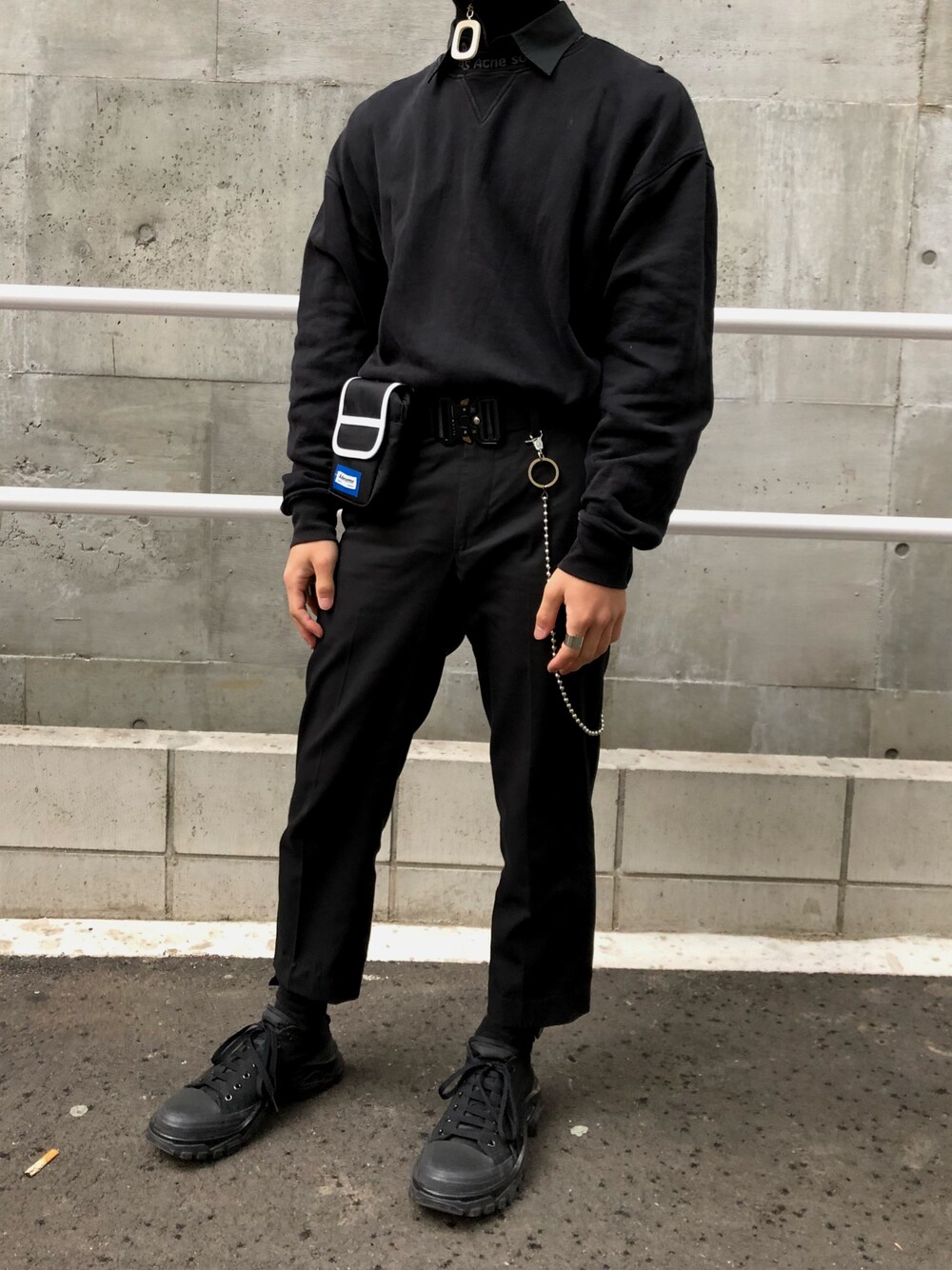 「outfit、JWANDERSON、AcneStudios、ADER error、alyx、RAF SIMONS、ブラック」｜「jw andersonのアイテム（ネックウォーマー/スヌード、ブラック系）」を使った、りゅうきさん（メンズ・164cm）の春コーディネートの1枚目の写真