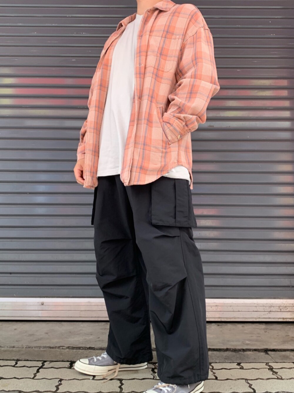 「チェック柄に恋してる、チェックシャツ、カーゴパンツ、古着、オーバーサイズ、CT70s、converse、紅葉、秋のコーデ、일상」｜「REMI RELIEFのアイテム（シャツ/ブラウス、オレンジ系）」を使った、あかおさん（メンズ・171cm）の秋コーディネートの1枚目の写真