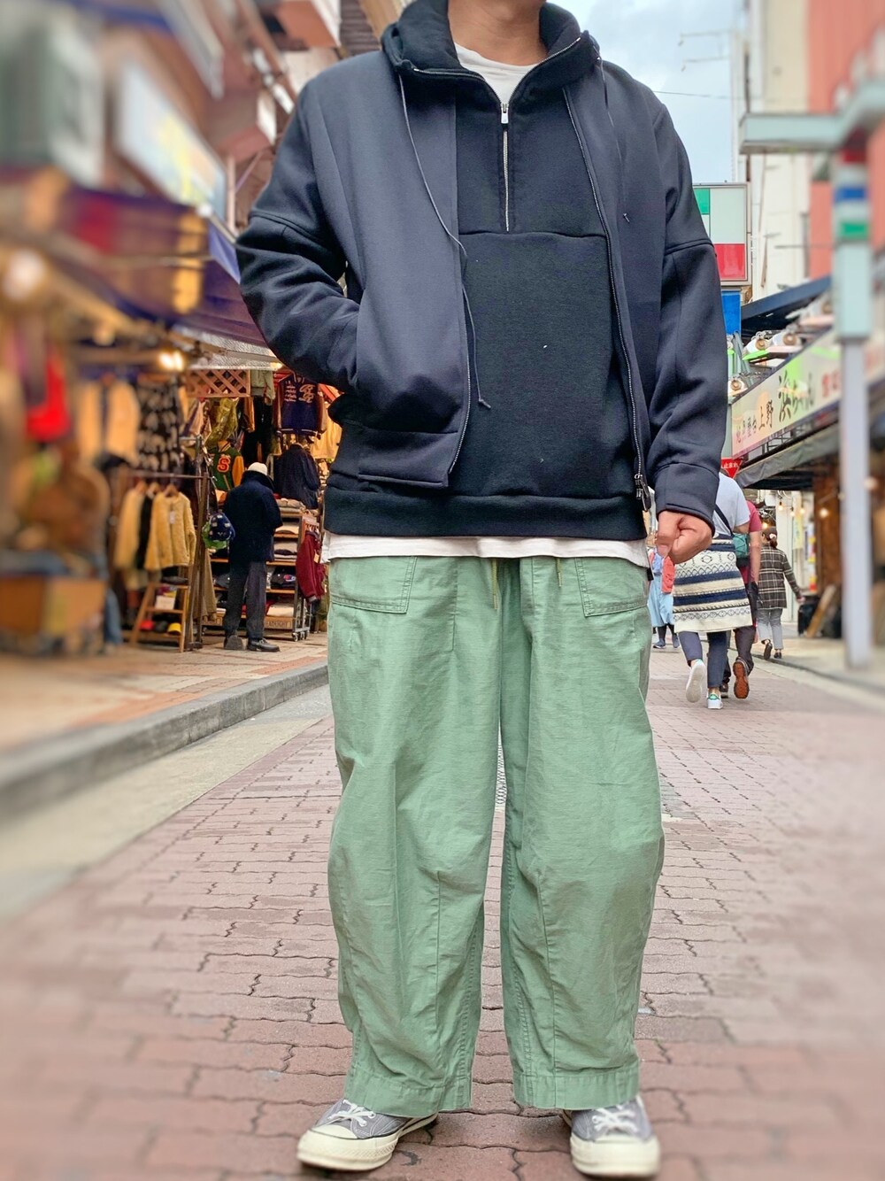 「やっぱりストリートが好き、秋のコーデ、重ね着、ビッグシルエット、オーバーサイズ、ストリートMIX、ヒザデルパンツ、紅葉、相互フォロー、일상」｜「OURETのOURET (オーレット)  別注ダンボールニットドルマンスリーブブルゾン（ブルゾン、ブラック系）」を使った、あかおさん（メンズ・171cm）の秋コーディネートの1枚目の写真