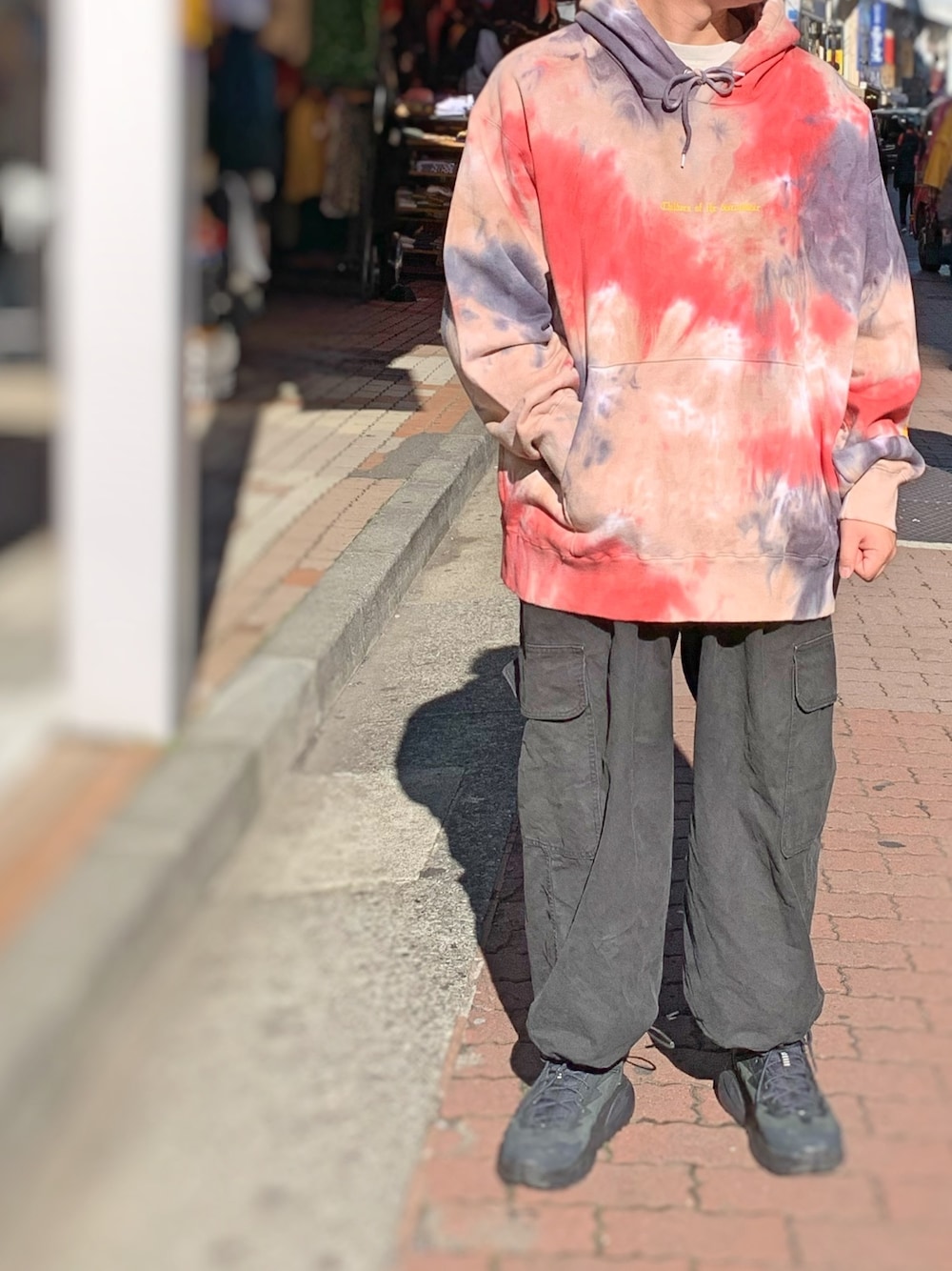 「春コーデ、オーバーサイズ、ストリート、ヒザデルパンツ、children of the discordance、HOKAONEONE、ストリートMIX、タイダイ柄、パーカー、일상」｜「Children of the discordanceのアイテム（パーカー、その他）」を使った、あかおさん（メンズ・171cm）の冬コーディネートの1枚目の写真