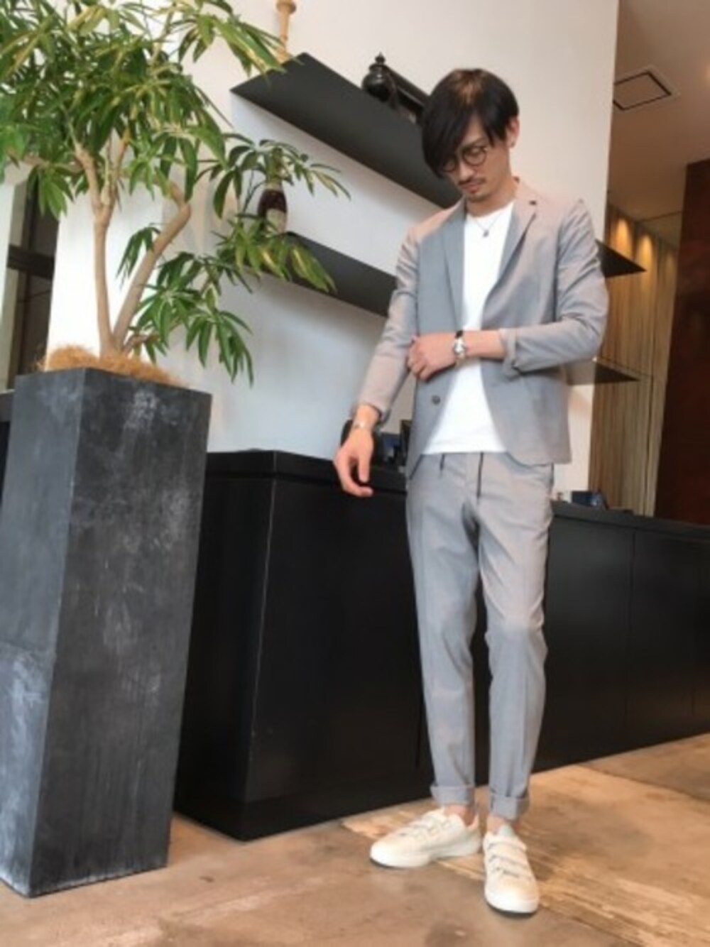 「スニーカー、ジャケット、セットアップ、グレー、スラックス、ロールアップ、白Tシャツ、7分袖、ＢＵＤＤＹ、5351 POUR LES HOMMES」｜「5351 POUR LES HOMMESの【セットアップ対応】サマージューゼットノッチジャケット（テーラードジャケット、グレー系）」を使った、MA-NAさん（メンズ・187cm）の春コーディネートの1枚目の写真