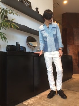 「ダンガリーシャツ」｜「アイテム（Tシャツ/カットソー）」を使った、MA-NAさん（メンズ・187cm）の春コーディネート