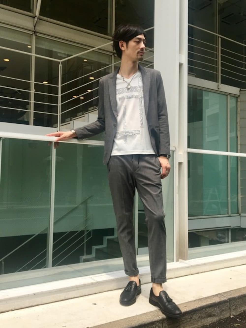 「ジャケット、セットアップ、Tシャツ、スラックス、代官山、ロールアップ、スパンコール、アルフレッド･バニスター(alfredoBANNISTER)、5351 POUR LES HOMMES」｜「5351 POUR LES HOMMESのドライピンヘッド1ボタンジャケット（テーラードジャケット、ブラック系）」を使った、MA-NAさん（メンズ・187cm）の夏コーディネートの1枚目の写真