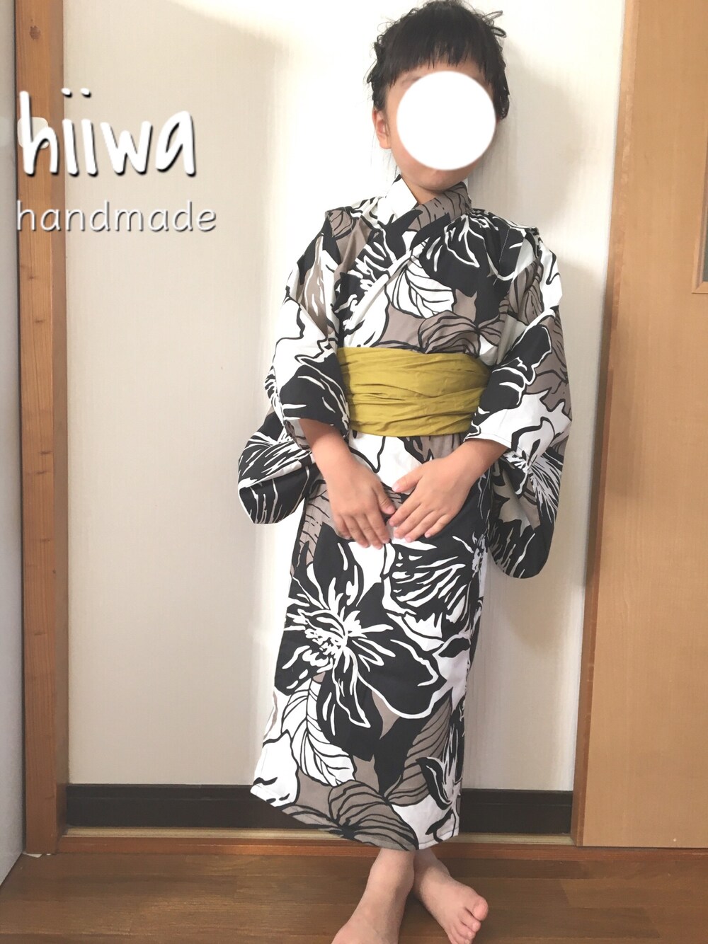 「モノトーン、花柄、キッズ、浴衣、夏」｜「Handmadeのアイテム（浴衣、ベージュ系）」を使った、まもるくんさん（キッズ・120cm）の夏コーディネートの1枚目の写真