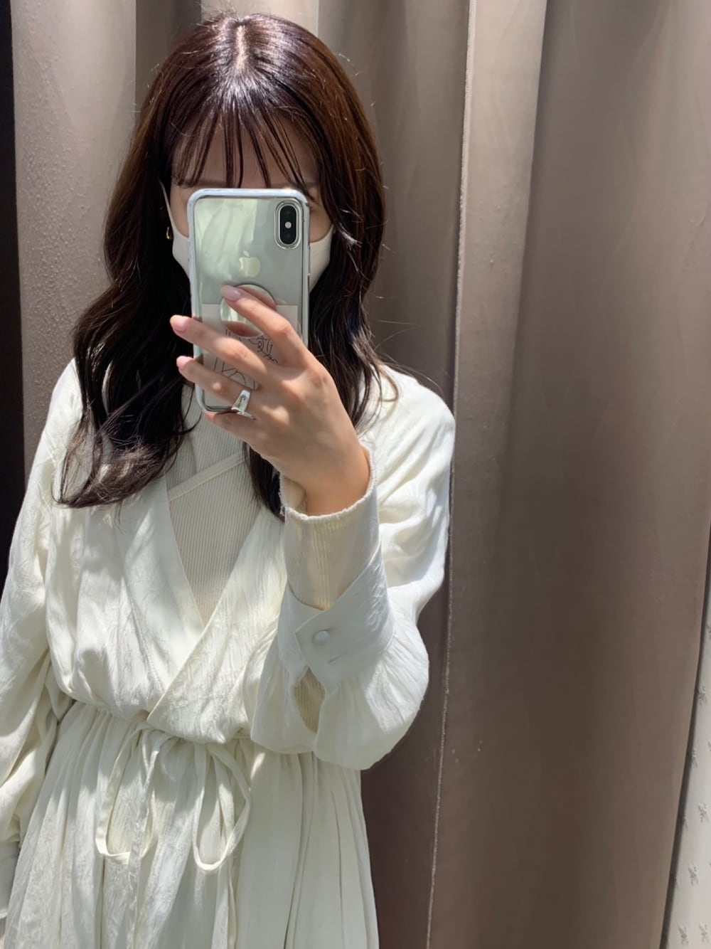 ホワイト系のTシャツ/カットソー、ホワイト系のシャツワンピースを着用したレディースの夏コーディネートの1枚目の写真