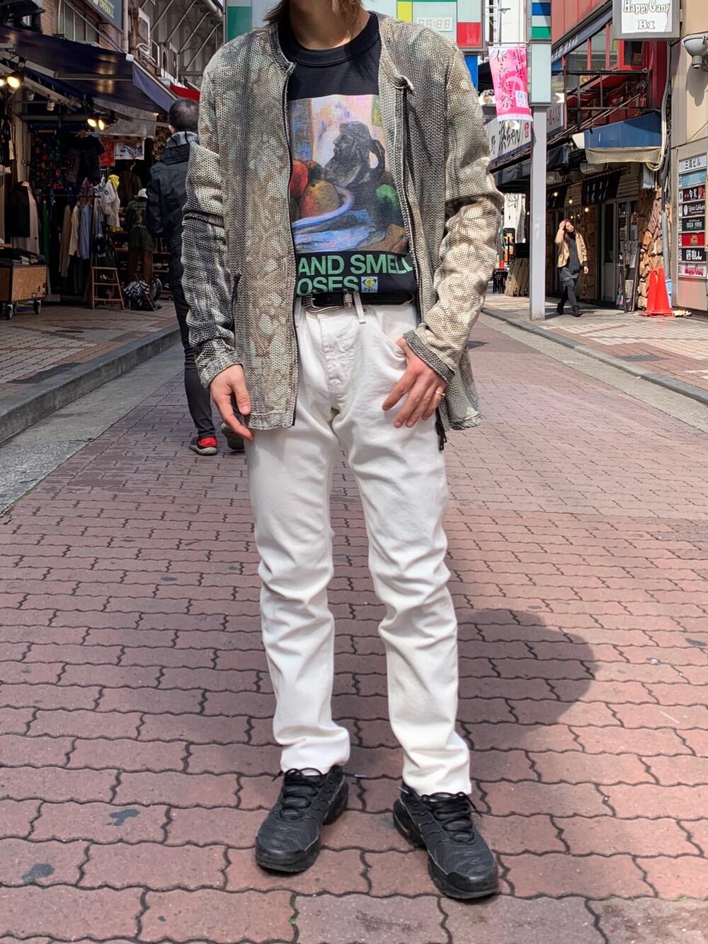 「春コーデ、春、大人カジュアル、オトナカジュアル、カジュアル、カジュアルコーデ、ootd、おしゃれさんと繋がりたい、デニム、ホワイトパンツ」｜「Children of the discordanceのChildren of the discordance / オイルペインティング プリントTシャツ（Tシャツ/カットソー、ブラック系）」を使った、kantaさん（メンズ・165cm）の春コーディネートの1枚目の写真