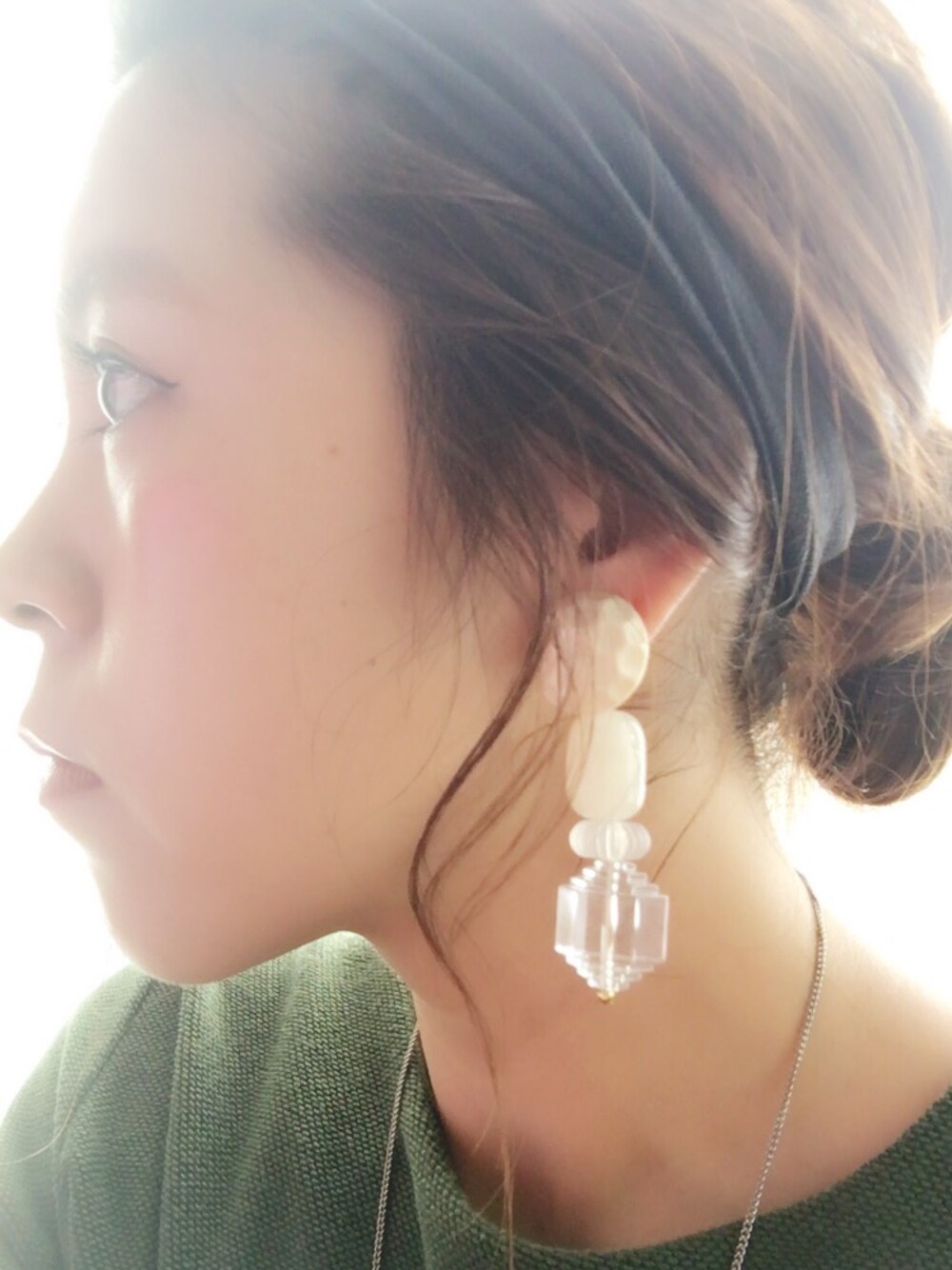 「ハンドメイド、ハンドメイドピアス、ヴィンテージ、ホワイト、おおぶりピアス、夏、夏コーデ、クリア、アクセサリー、ピアス」｜「Handmadeのアイテム（ピアス（両耳用）、ホワイト系）」を使った、Rさん（レディース・152cm）の夏コーディネートの1枚目の写真