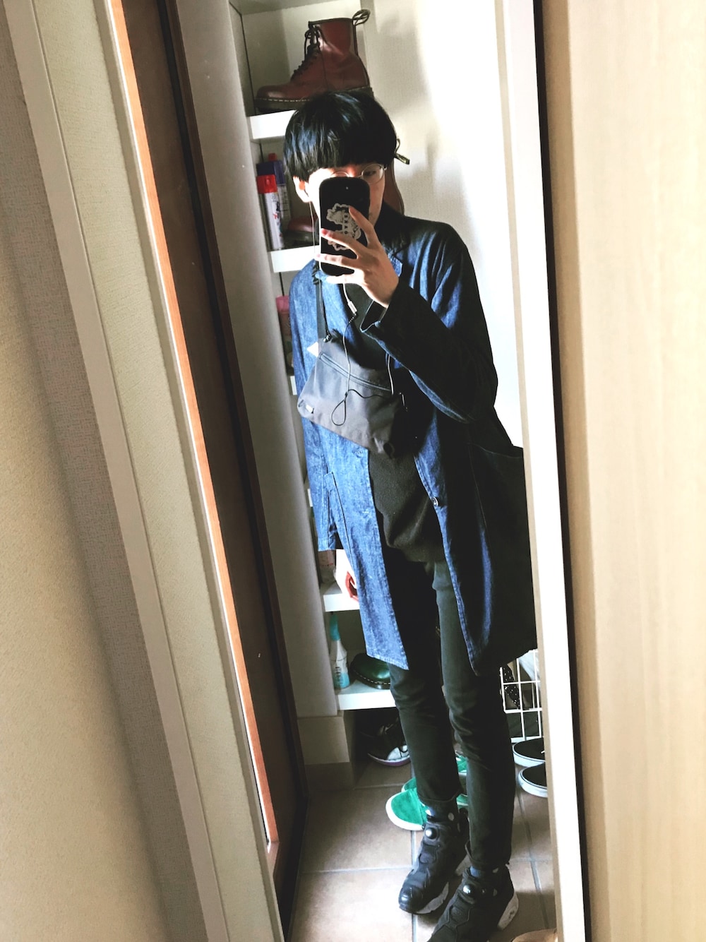 ブルー系のその他アウター、ブラック系のニット/セーター、ブラック系のチノパンツを着用したメンズの春コーディネートの1枚目の写真