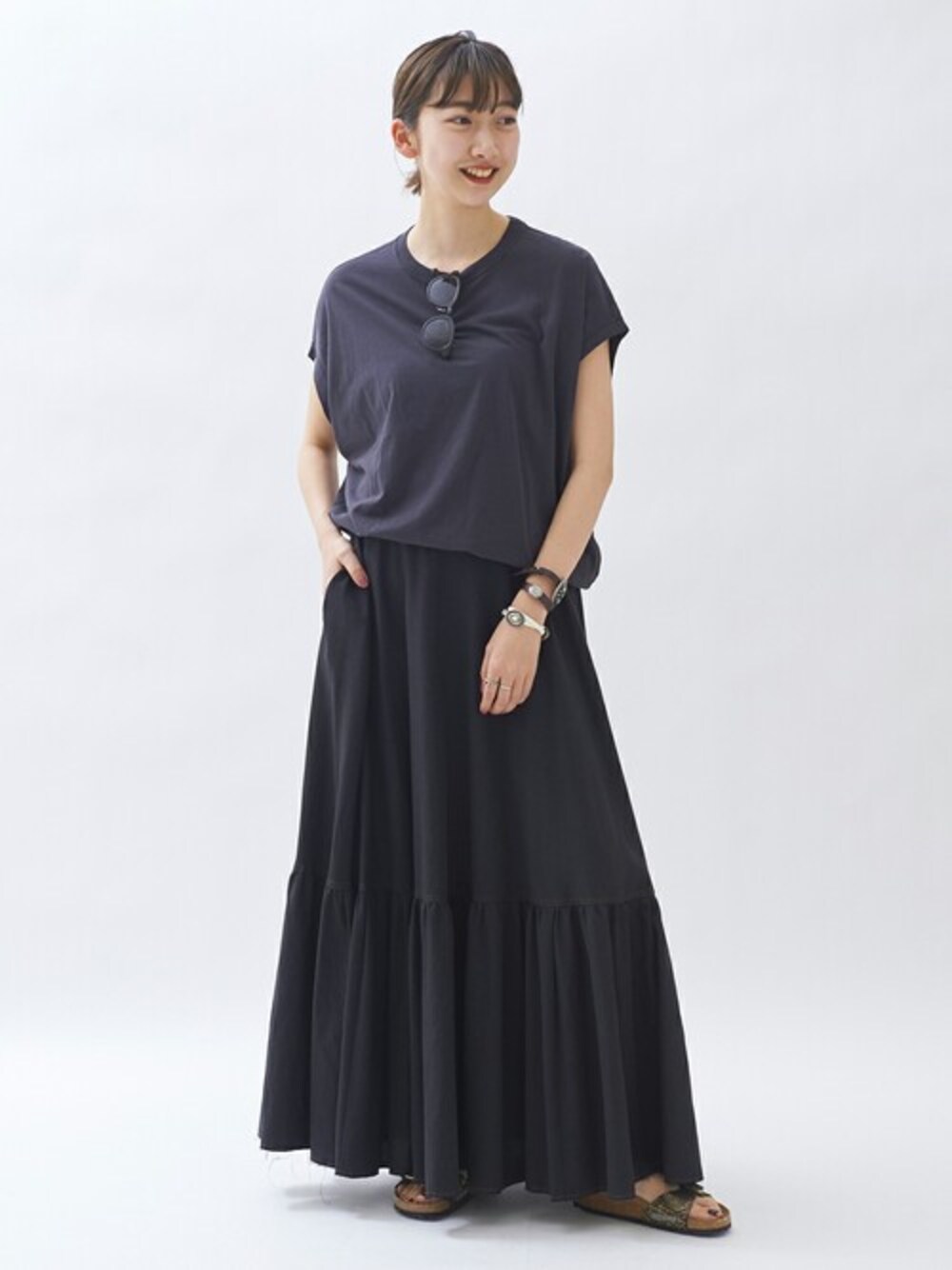 グレー系のTシャツ/カットソー、ブラウン系のブレスレット、ホワイト系のブレスレットを着用したレディースの春コーディネートの1枚目の写真