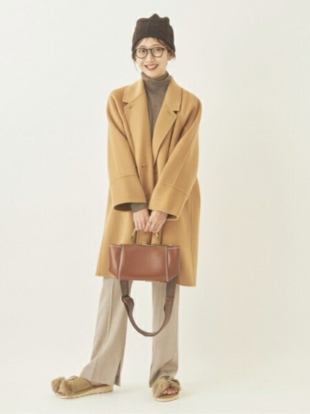 イエロー系のテーラードジャケット、ベージュ系のその他パンツ、ブラウン系のニット/セーターを着用したレディースの秋コーディネートの1枚目の写真