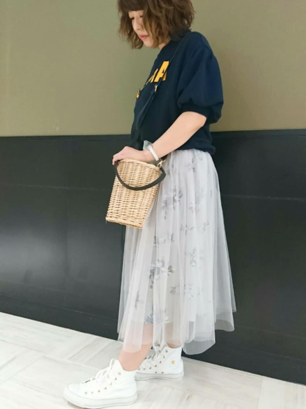 「Green Parks、earth music&ecology、スウェット、チュールスカート、コンバース、ootd、カジュアル、花柄、スカート、スニーカー」｜「CONVERSEの【別注】CONVERSE×earth ハイカットスニーカー（スニーカー、ホワイト系）」を使った、chamisulさん（レディース・158cm）の春コーディネートの1枚目の写真