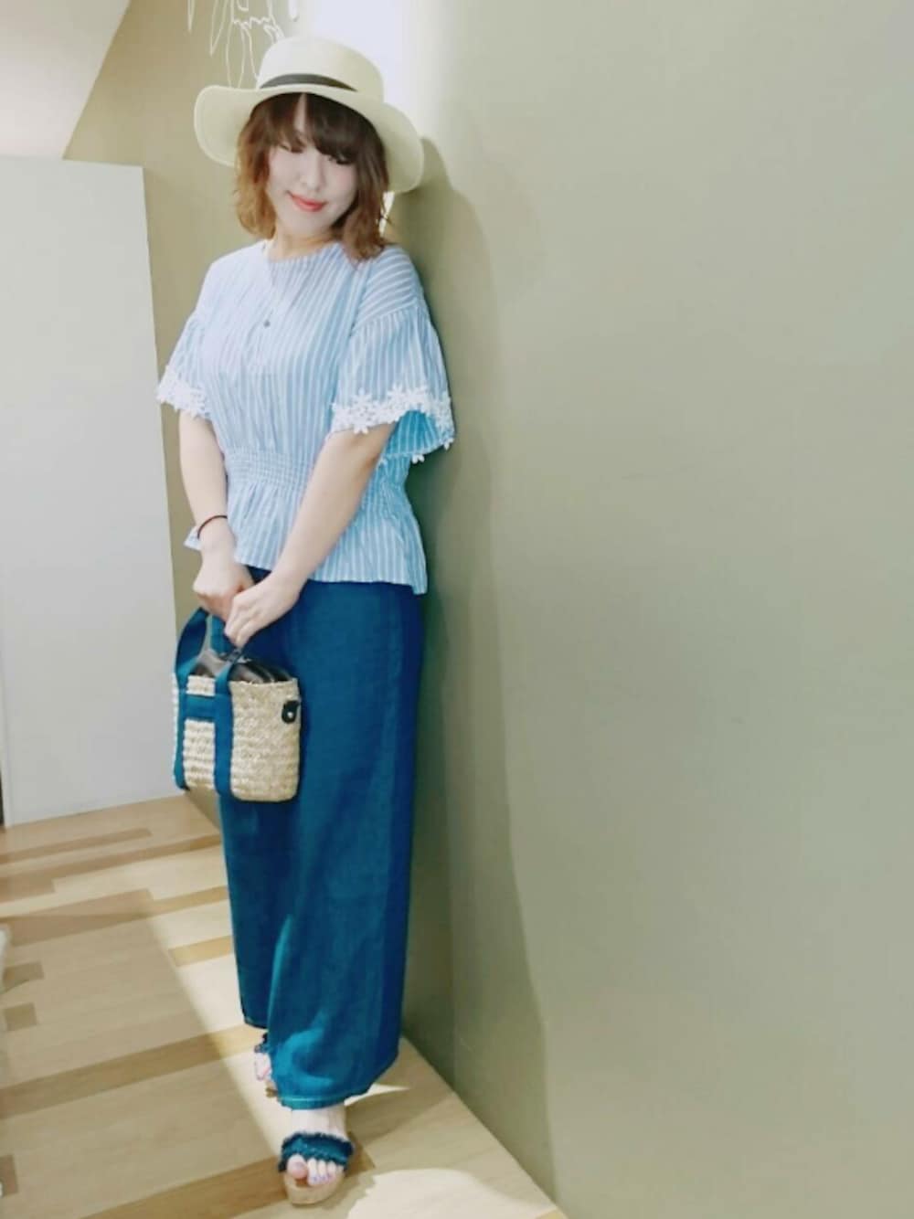 「Green Parks、ootd、カジュアル、ブラウス、ストライプ、デニムパンツ、ワイドパンツ、カンカン帽、かごバッグ、ウェッジソール」｜「Green　Parksの・花レース付ウエストシャーリングブラウス（シャツ/ブラウス、ブルー系）」を使った、chamisulさん（レディース・158cm）の夏コーディネートの1枚目の写真