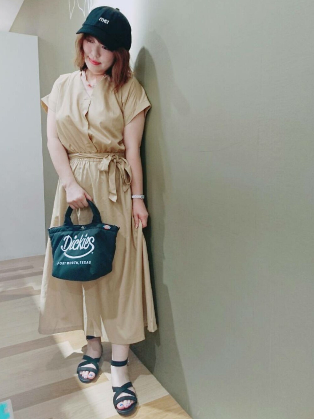 「Green Parks、MEI、Dickies、きれいめカジュアル、シンプル、ベージュ×ブラック、ワンピース、キャップ、トートバッグ、サンダル」｜「MEIの【MEI】 CAP（キャップ、ブラック系）」を使った、chamisulさん（レディース・158cm）の夏コーディネートの1枚目の写真