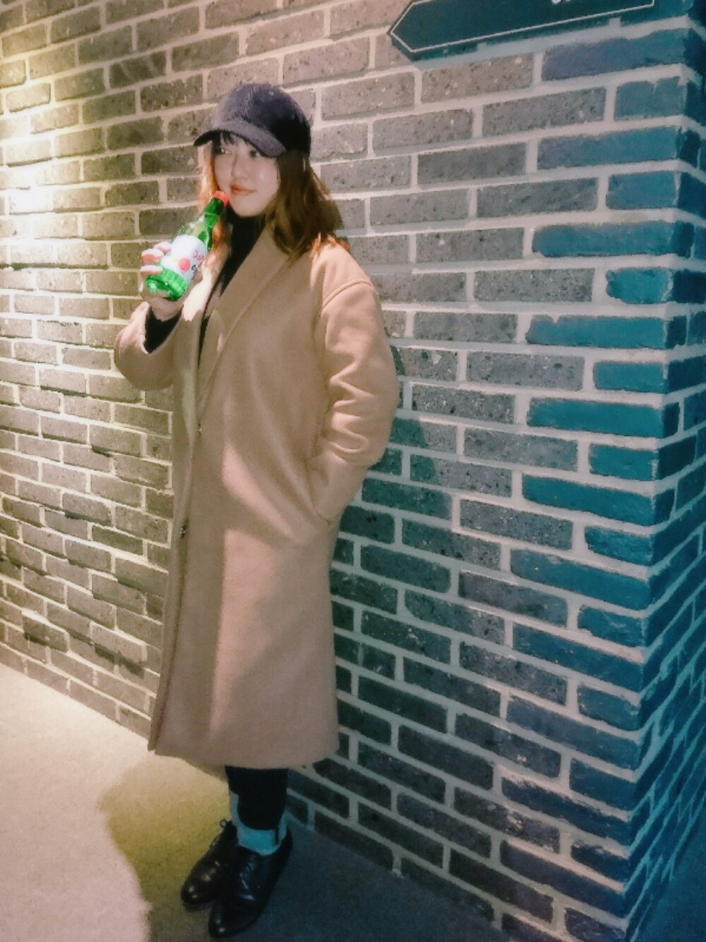「Green Parks、earth music&ecology、プチプラコーデ、タートルネック、リブニット、チェスターコート、ストレッチデニム、裏起毛、コーデュロイキャップ、レースアップシューズ」｜「Green　Parksの・タートルリブニットプルオーバー（ニット/セーター、ブラック系）」を使った、chamisulさん（レディース・158cm）の冬コーディネートの1枚目の写真