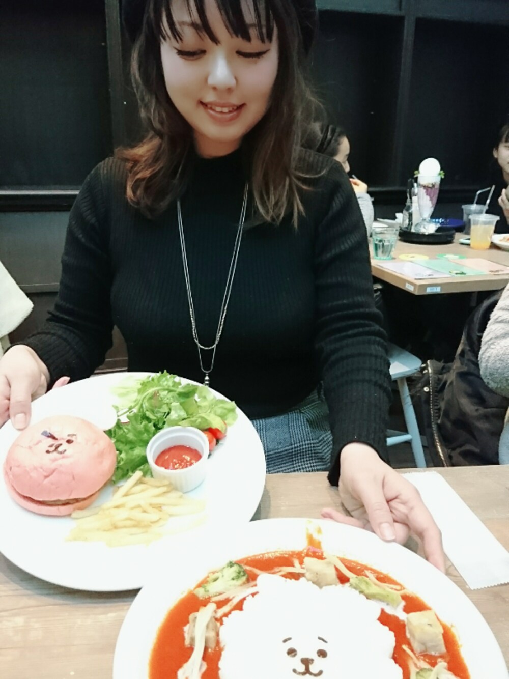 「Green Parks、earth music&ecology、プチプラ、シンプル、リブニット、ハイネック、テーパードパンツ、グレンチェック、ベレー帽、2連ネックレス」｜「earth music&ecologyのバスクベレー（ハンチング/ベレー帽、ブルー系）」を使った、chamisulさん（レディース・158cm）の冬コーディネートの1枚目の写真