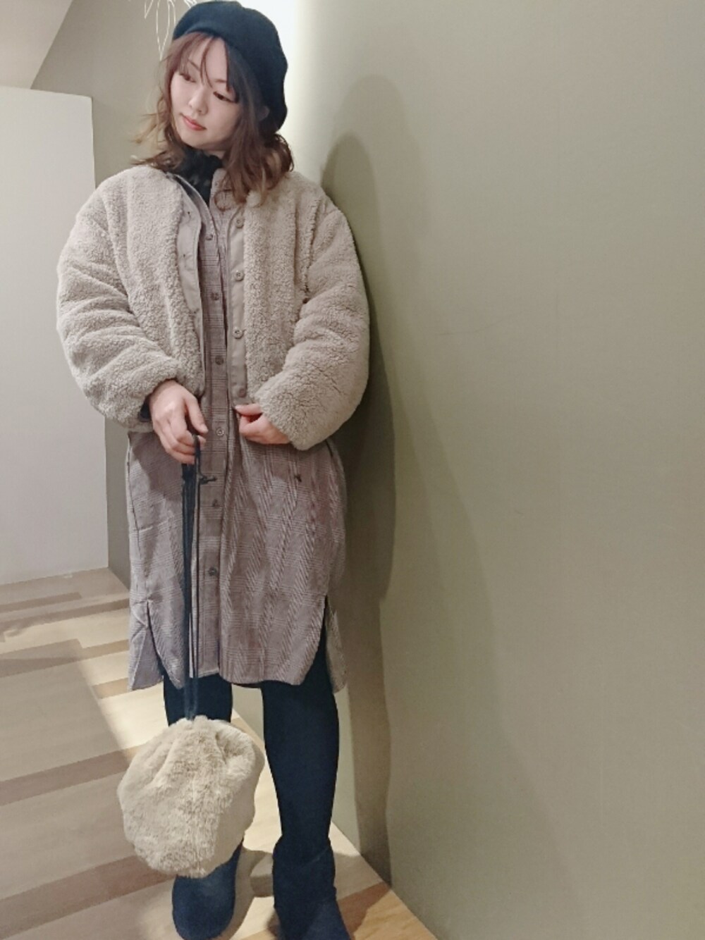 「Green Parks、earth music&ecology、シャツワンピ、チェック、レーストップス、ボアブルゾン、リバーシブル、ベレー帽、ファー巾着、ボアブーツ」｜「earth music&ecologyのバスクベレー（ハンチング/ベレー帽、ブルー系）」を使った、chamisulさん（レディース・158cm）の冬コーディネートの1枚目の写真