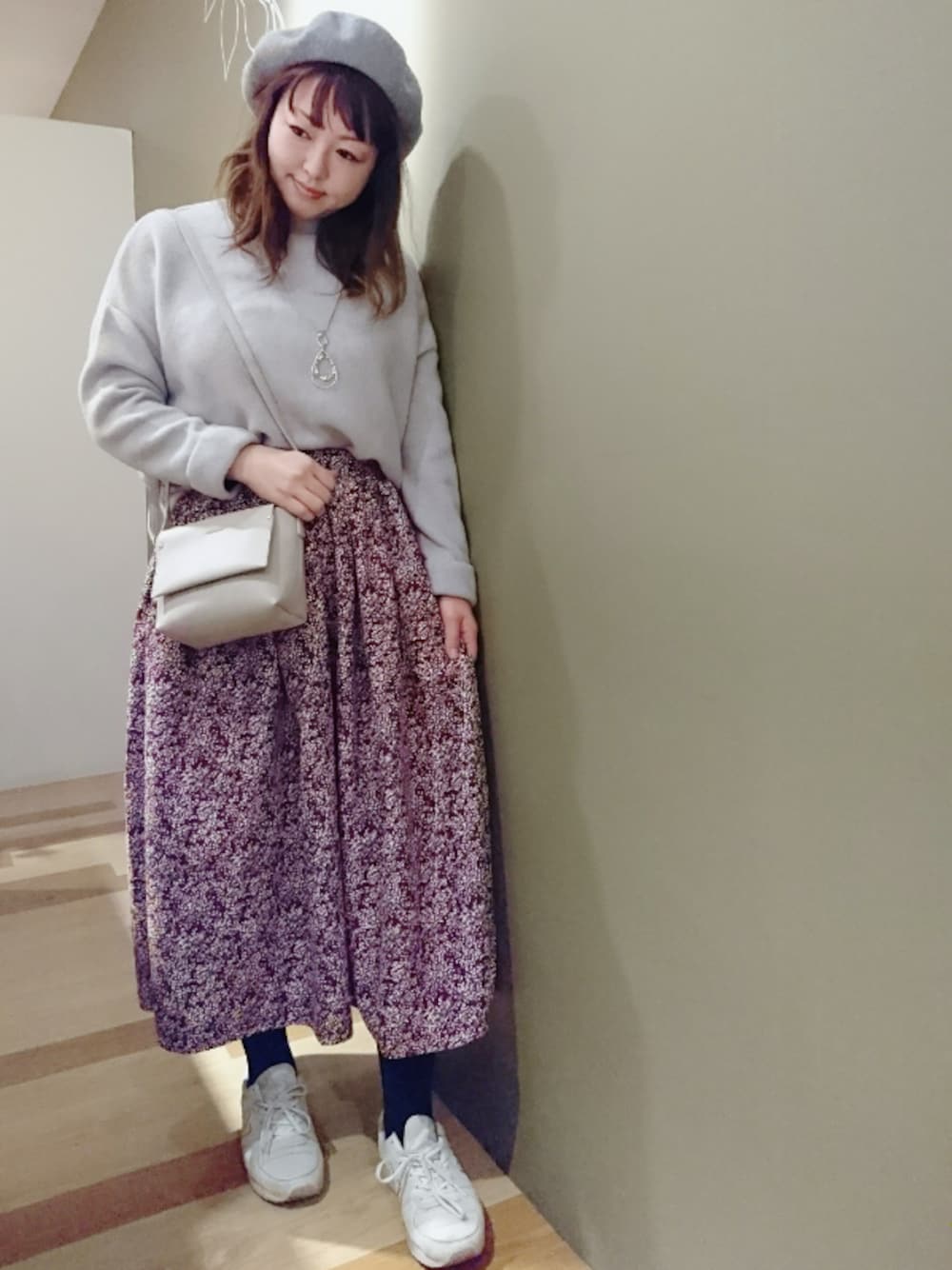 「Green Parks、earth music&ecology、New Balance、ハイネック、ロングスカート、花柄、ベレー帽、ネックレス、ミニショルダー、白スニーカー」｜「Green　Parksの・ハイネックキモウプルオーバー（Tシャツ/カットソー、グレー系）」を使った、chamisulさん（レディース・158cm）の冬コーディネートの1枚目の写真
