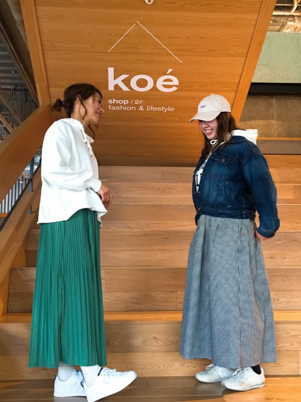 「Green Parks、earth music&ecology、MEI、New Balance、リンクコーデ、プチプラ、白パーカー、Gジャン×パーカー、ロングスカート×スニーカー、キャップ」｜「MEIの・MEI CAP（キャップ、ベージュ系）」を使った、chamisulさん（レディース・158cm）の冬コーディネートの1枚目の写真