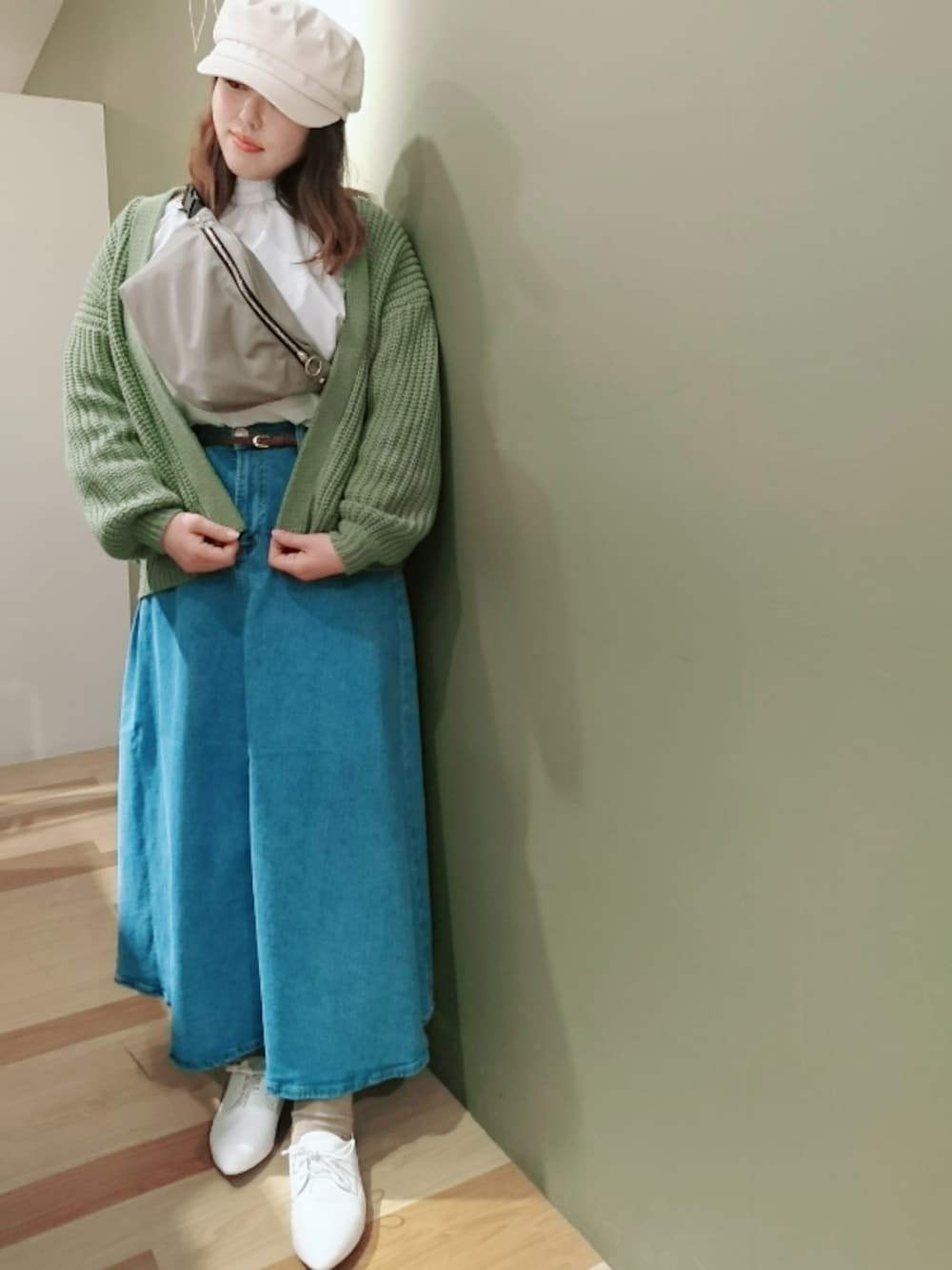 「Green Parks、earth music&ecology、Wrangler、スタッフセンバツ、ブラウス、ざっくりニット、カーディガン、デニムスカート、マリンキャップ、レースアップシューズ」｜「earth music&ecologyのマリンキャップ（キャスケット、ホワイト系）」を使った、chamisulさん（レディース・158cm）の春コーディネートの1枚目の写真