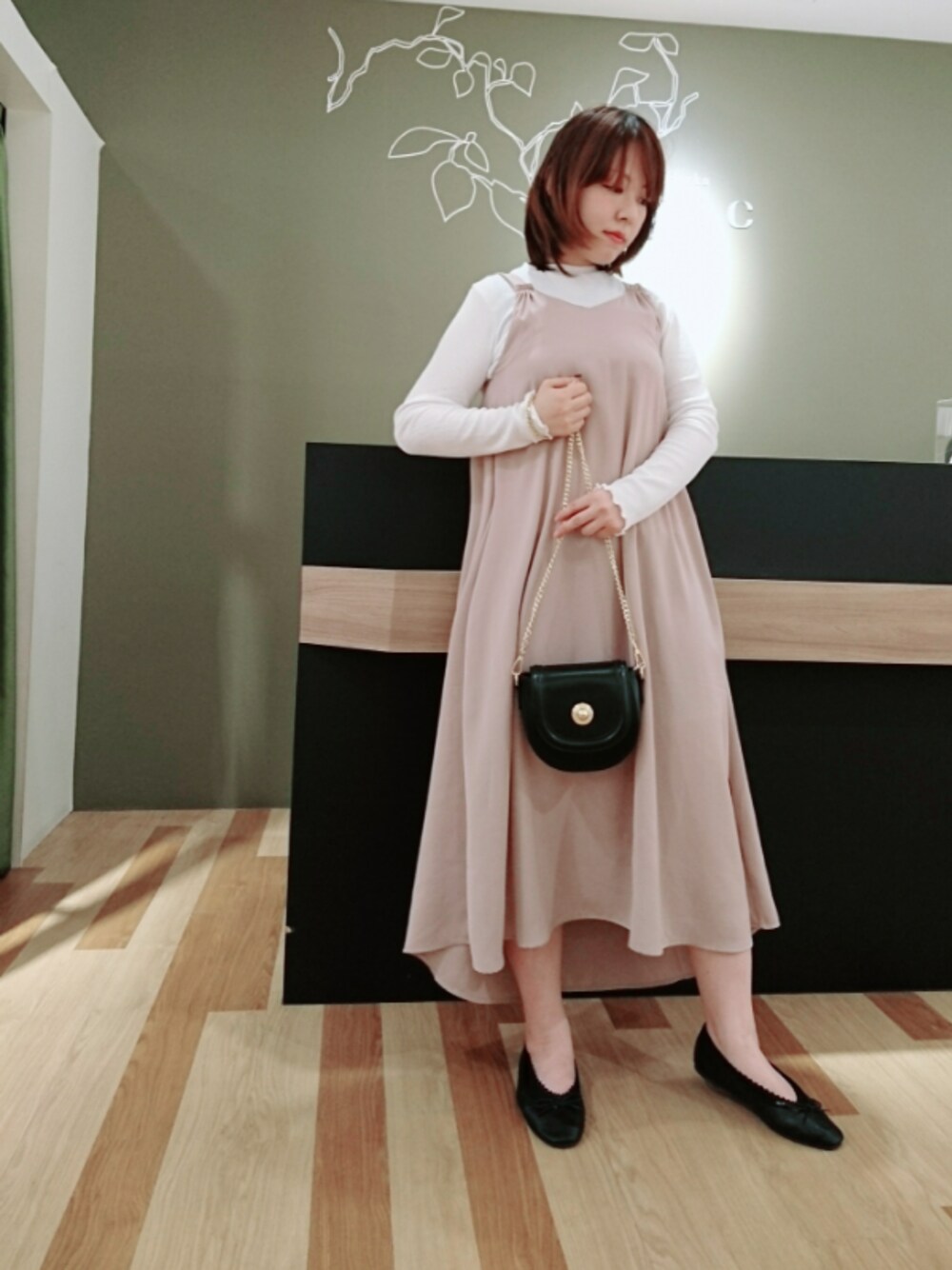 「Green Parks、earth music&ecology、春コーデ、きれいめカジュアル、シンプル、ラクチンコーデ、セットアイテム、キャミワンピ、ショルダーバッグ、バレエシューズ」｜「earth music&ecologyのレトロチェーンショルダーバッグ＊（トートバッグ、ブラック系）」を使った、chamisulさん（レディース・158cm）の春コーディネートの1枚目の写真