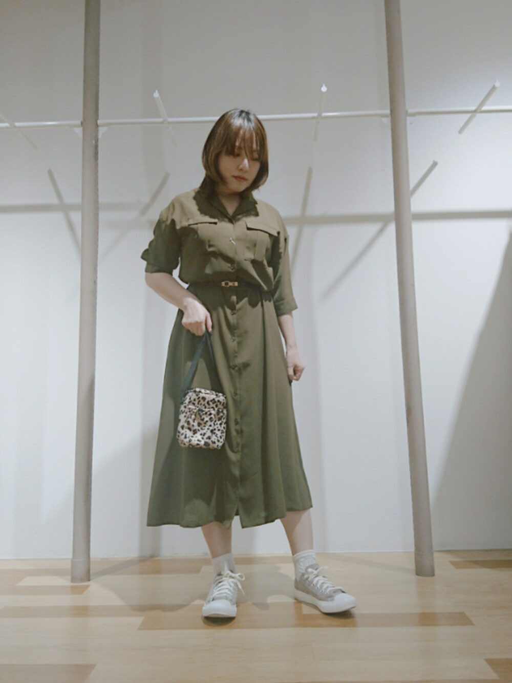 「Green Parks、converse、大人カジュアル、シンプル、シャツワンピ、カーキ、ベルト、ミニショルダー、レオパード、スニーカー」｜「Petit fleurの・【Petit Fleur】 サファリシャツワンピース＊（ワンピース、グリーン系）」を使った、chamisulさん（レディース・158cm）の春コーディネートの1枚目の写真