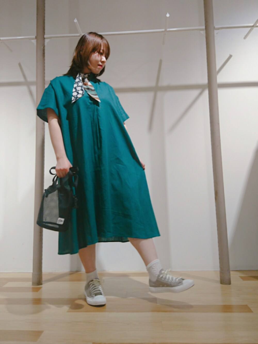 「Green Parks、earth music&ecology、converse、ゆるコーデ、ラクチンコーデ、オーバーサイズ、ワンピース、スカーフ、メッシュバッグ、スニーカー」｜「Green　Parksの・コラージュナロースカーフ＊（ストール/ショール、ベージュ系）」を使った、chamisulさん（レディース・158cm）の春コーディネートの1枚目の写真
