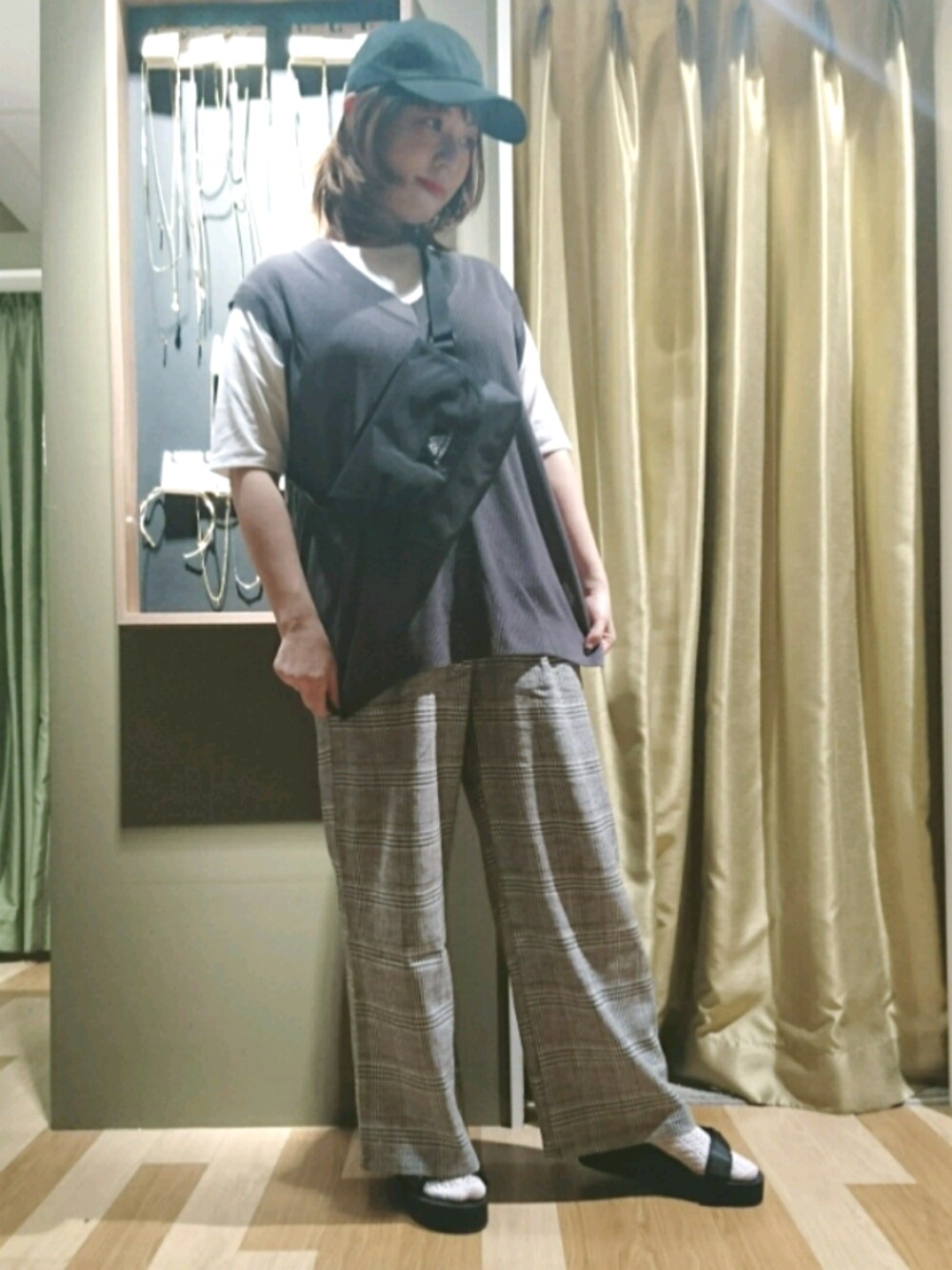 「Green Parks、earth music&ecology、メンズライク、Tシャツ、ベスト、ワイドパンツ、チェック、キャップ、メッセンジャーバッグ、スポーツサンダル」｜「Green　ParksのSET2点　ニットベスト＋Ｔシャツ ★（ベスト、ブラック系）」を使った、chamisulさん（レディース・158cm）の春コーディネートの1枚目の写真