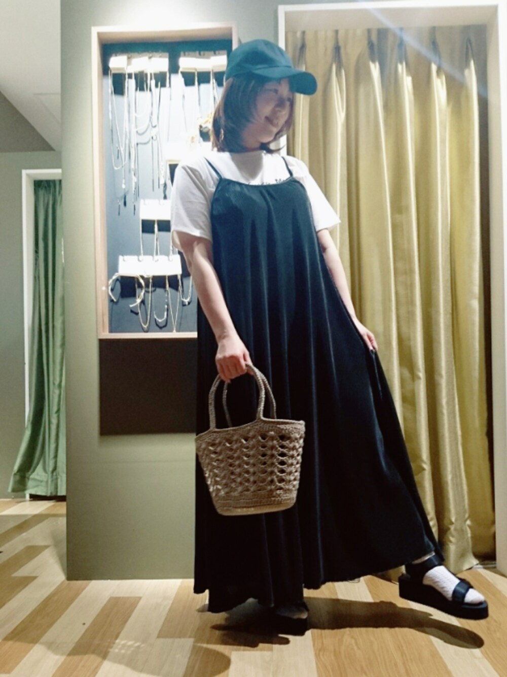 「Green Parks、スポーツミックス、ラクチンコーデ、リラックススタイル、シンプル、Tシャツ、キャミワンピ、キャップ、ニットバッグ、スポーツサンダル」｜「Green　Parksのミリタリー風ロゴTシャツ＊★（Tシャツ/カットソー、ホワイト系）」を使った、chamisulさん（レディース・158cm）の夏コーディネートの1枚目の写真