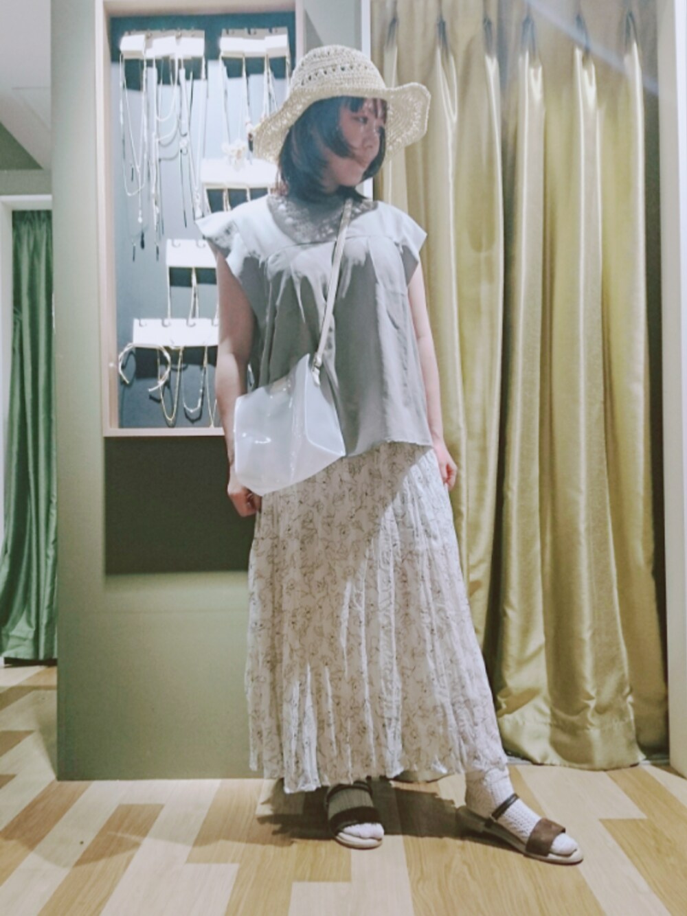 「Green Parks、earth music&ecology、ブラウス、ミントグリーン、くすみカラー、花柄スカート、ハット、クリアバッグ、サンダル、大人ガーリー」｜「Green　Parksの2Wayベルトサンダル＊★（サンダル、ブラウン系）」を使った、chamisulさん（レディース・158cm）の夏コーディネートの1枚目の写真