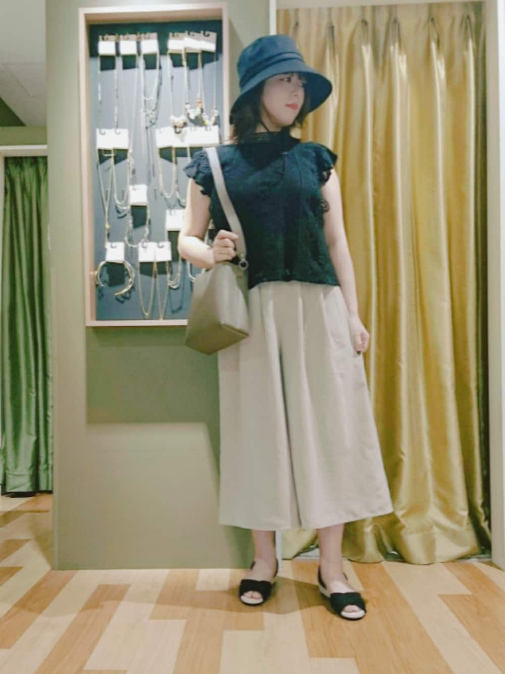 「Green Parks、earth music&ecology、きれいめカジュアル、オフィスカジュアル、ブラウス、レース、ガウチョパンツ、ハット、ショルダーバッグ、サンダル」｜「ELENCARE DUEの・【ELENCARE DUE】 レース×ヨウリュウブラウス＊★（シャツ/ブラウス、ブラック系）」を使った、chamisulさん（レディース・158cm）の夏コーディネートの1枚目の写真