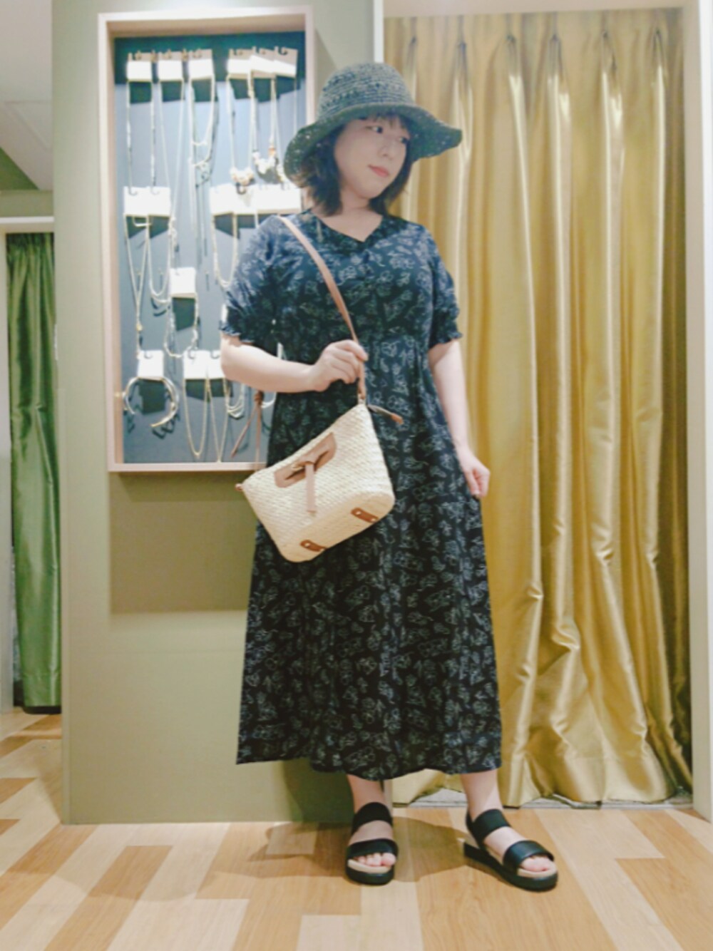 「Green Parks、earth music&ecology、大人ガーリー、きれいめカジュアル、ワンピース、花柄、ブラック、ハット、ショルダーバッグ、サンダル」｜「Green　Parksのゴムベルトサンダル＊★（サンダル、ブラック系）」を使った、chamisulさん（レディース・158cm）の夏コーディネートの1枚目の写真