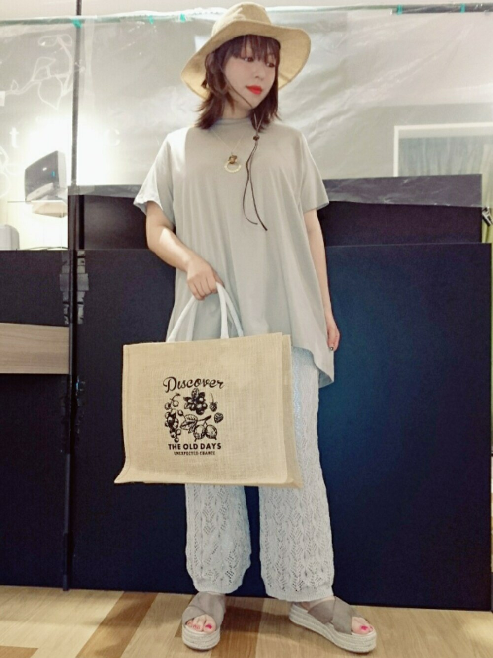 「Green Parks、earth music&ecology、大人カジュアル、ワントーンコーデ、チュニック、ニットパンツ、ハット、ネックレス、トートバッグ、厚底サンダル」｜「Green　Parksの・フィッシャーマンハット＊（ハット、ブラウン系）」を使った、chamisulさん（レディース・158cm）の夏コーディネートの1枚目の写真