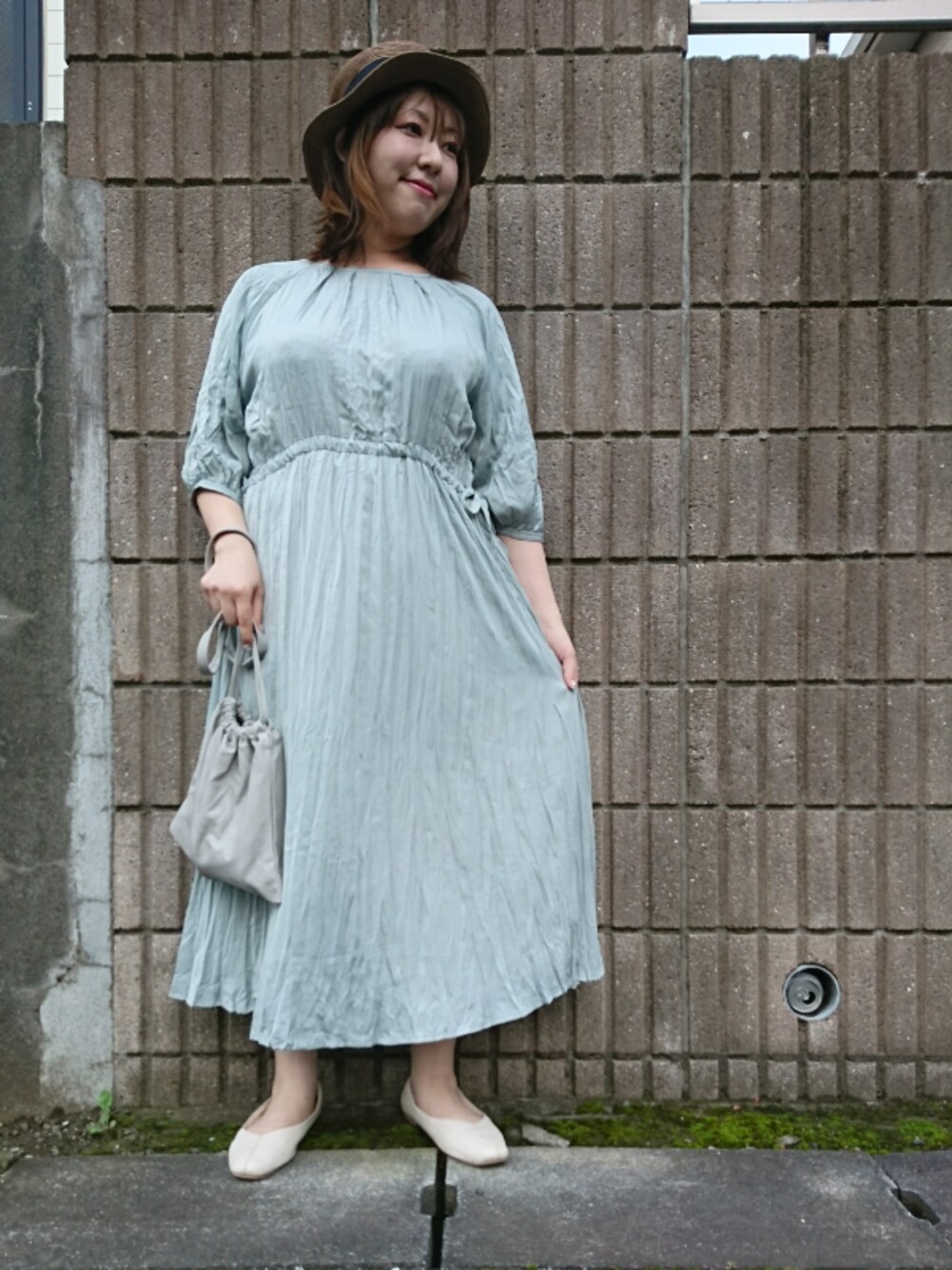 「Green Parks、earth music&ecology、きれいめカジュアル、大人ガーリー、ラクチンコーデ、ワンピース、ミントグリーン、カンカン帽、巾着バッグ、パンプス」｜「Green　Parksのセンターシームフラットシューズ＊★（パンプス、ホワイト系）」を使った、chamisulさん（レディース・158cm）の夏コーディネートの1枚目の写真