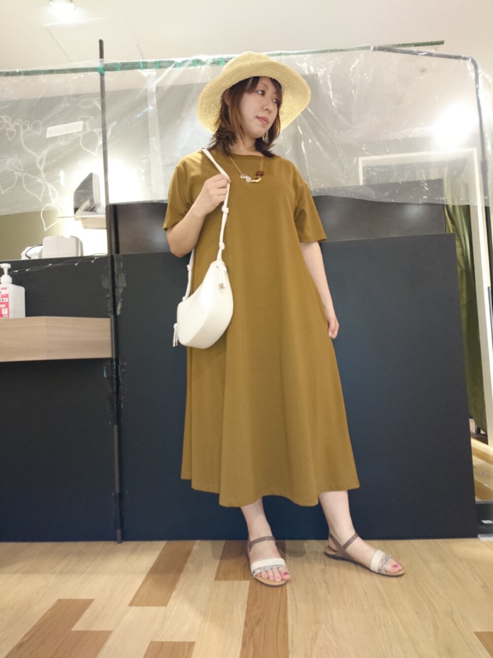 「Green Parks、大人カジュアル、シンプル、ラクチンコーデ、ワンピース、秋色、ハット、ネックレス、ショルダーバッグ、サンダル」｜「Green　Parksのウッド×メタルネックレス＊（ネックレス、ゴールド系）」を使った、chamisulさん（レディース・158cm）の秋コーディネートの1枚目の写真