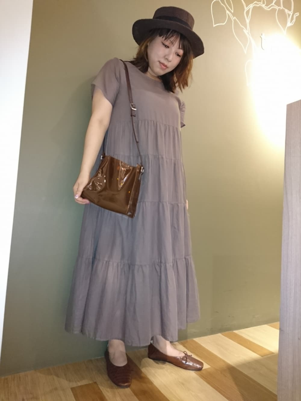 「Green Parks、earth music&ecology、大人ガーリー、ラクチンコーデ、ブラウンコーデ、秋のカフェオレコーデ、ティアードワンピース、カンカン帽、クリアバッグ、バレエシューズ」｜「Green　Parksの・サーモリボンカンカンハット＊★（ハット、ブラウン系）」を使った、chamisulさん（レディース・158cm）の秋コーディネートの1枚目の写真