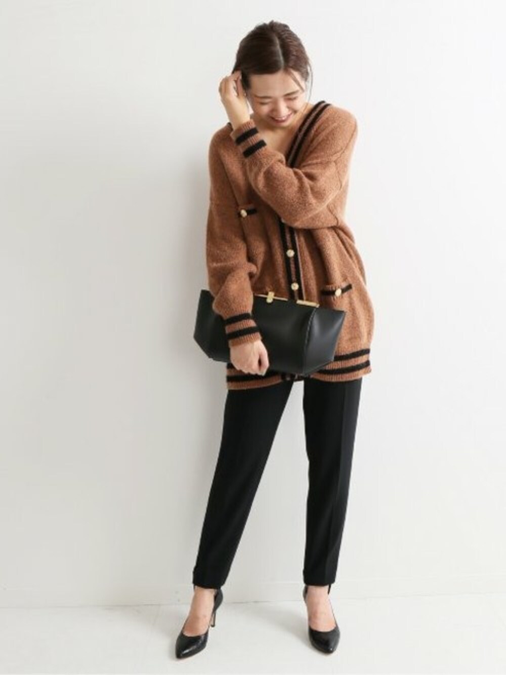 ブラック系のその他パンツ、ブラック系のパンプス、ブラック系のショルダーバッグを着用したレディースの夏コーディネートの1枚目の写真