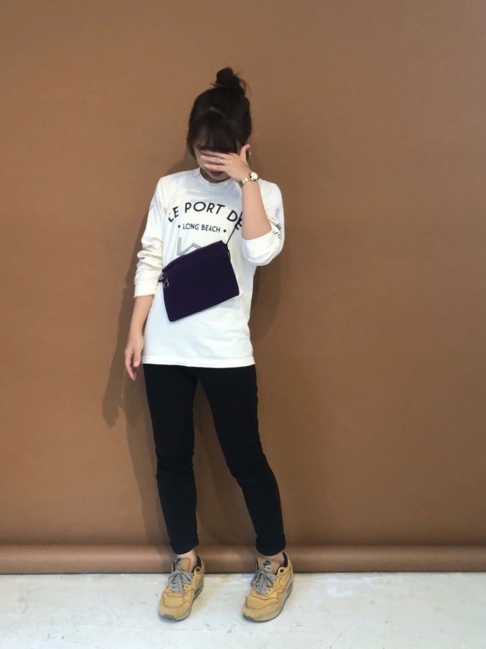 「大人カジュアル、シンプル、休日スタイル、低身長、ベージュコーデ、ロンT、エアマックス、ママコーデ、運動会、30代」｜「RIKI WATANABEのアイテム（アナログ腕時計、ゴールド系）」を使った、Makiさん（レディース・156cm）の秋コーディネートの1枚目の写真