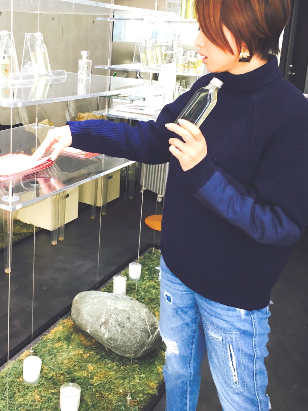 「きれいめカジュアル、カジュアル、大人カジュアル、ヴィクトリアベッカム、ざっくりニット、デニム、ネイビー、オーバーサイズコート」｜「ZARAのアイテム（ピアス（両耳用）、ゴールド系）」を使った、かみせみわさん（レディース・162cm）の冬コーディネートの1枚目の写真