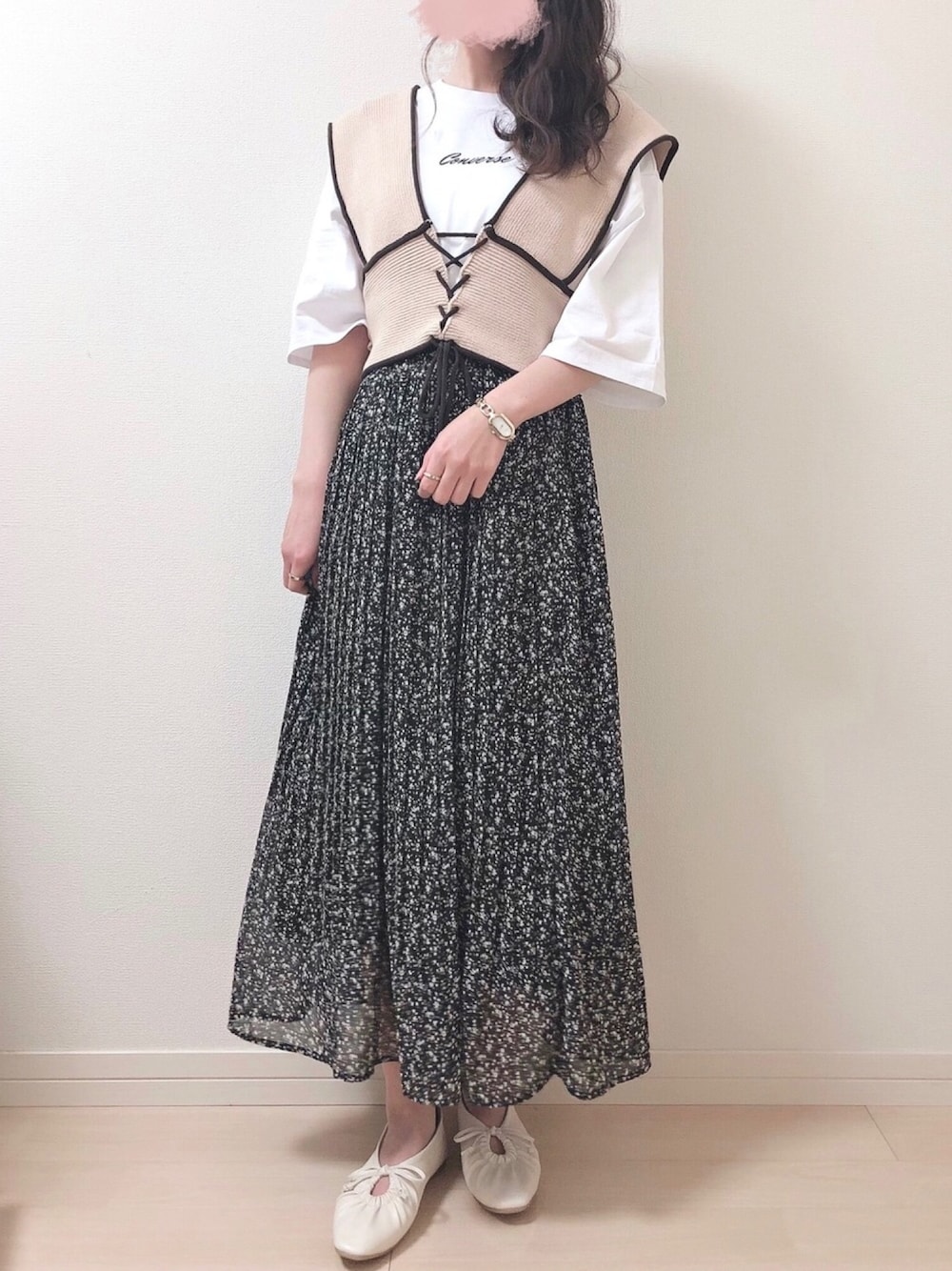 「Tシャツ、ベスト、ビスチェ、春、夏コーデ、カジュアルコーデ、白Tシャツ、pairpair、adolescence、おうちファッション」｜「archivesの配色ビスチェSET（Tシャツ/カットソー、ホワイト系）」を使った、お月 ⸝⋆さん（レディース・160cm）の春コーディネートの1枚目の写真