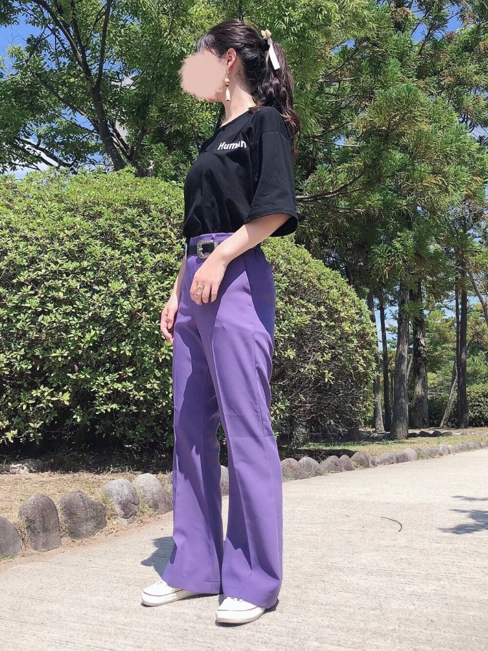 ブラック系のTシャツ/カットソー、パープル系のスラックス、ゴールド系のリングを着用したレディースの秋コーディネートの1枚目の写真