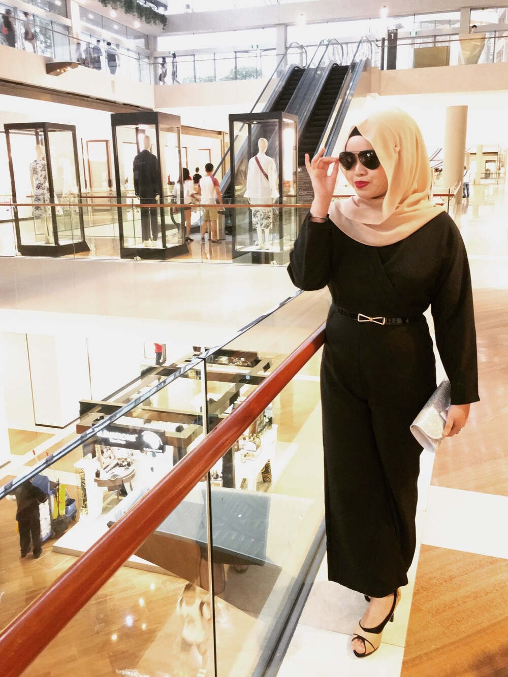 「marinabaysands」｜「NATAL DESIGNのアイテム（サロペット/オーバーオール、ブラック系）」を使った、Nazihahさん（レディース・160cm）の春コーディネートの1枚目の写真