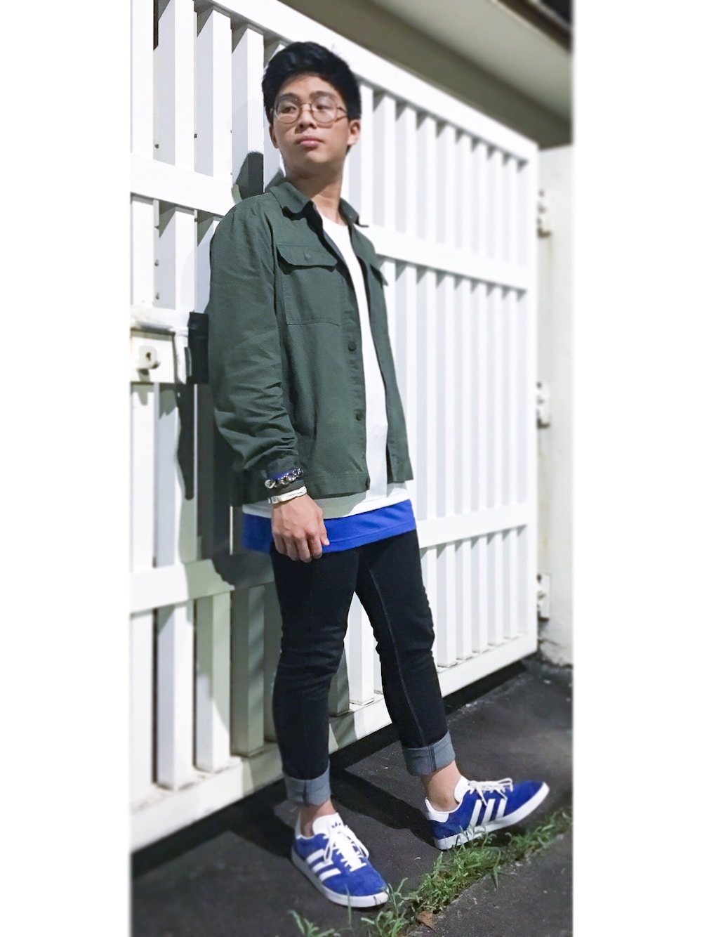 「white、blue、military、green、streetstyle、ootd、adidas originals、adidas」｜「JAXONのアイテム（ミリタリージャケット、グリーン系）」を使った、Ryan 진치원 さん（メンズ・170cm）の夏コーディネートの1枚目の写真