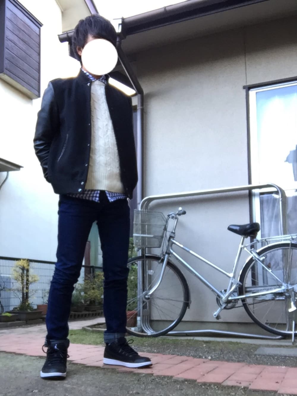 「スニーカー、カジュアルコーデ、チェックシャツ、白ニット、大学生」｜「Jordanのアイテム（スニーカー、ブラック系）」を使った、Kosukeさん（メンズ・167cm）の秋コーディネートの1枚目の写真
