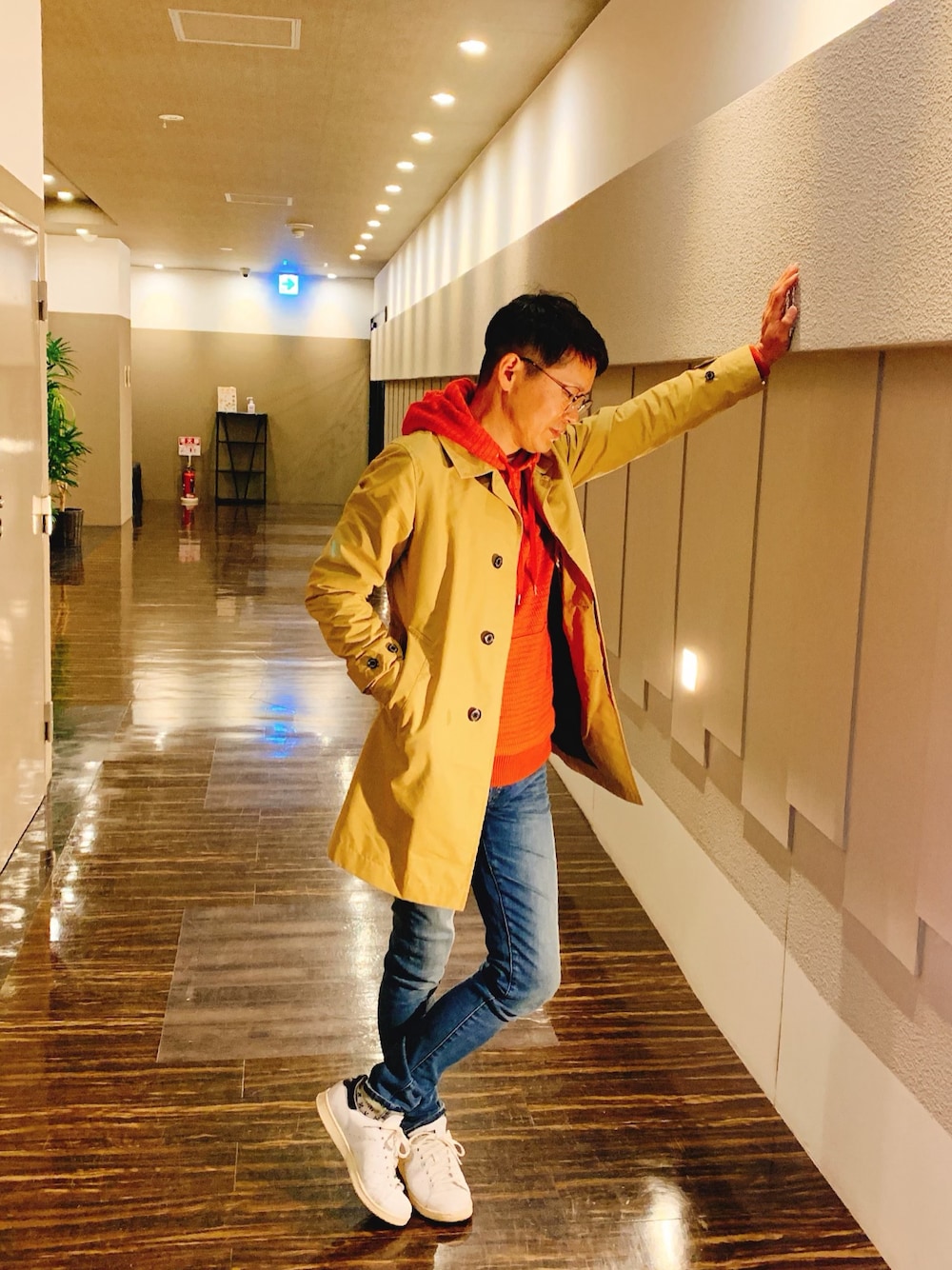 「春、おしゃれさんと繋がりたい、ステンカラーコート、パーカー、休日スタイル」｜「NANO universeのジャガードローゲージプルパーカー（パーカー、オレンジ系）」を使った、𝔀𝓪𝓽𝓪𝓻𝓾さん（メンズ・170cm）の春コーディネートの1枚目の写真