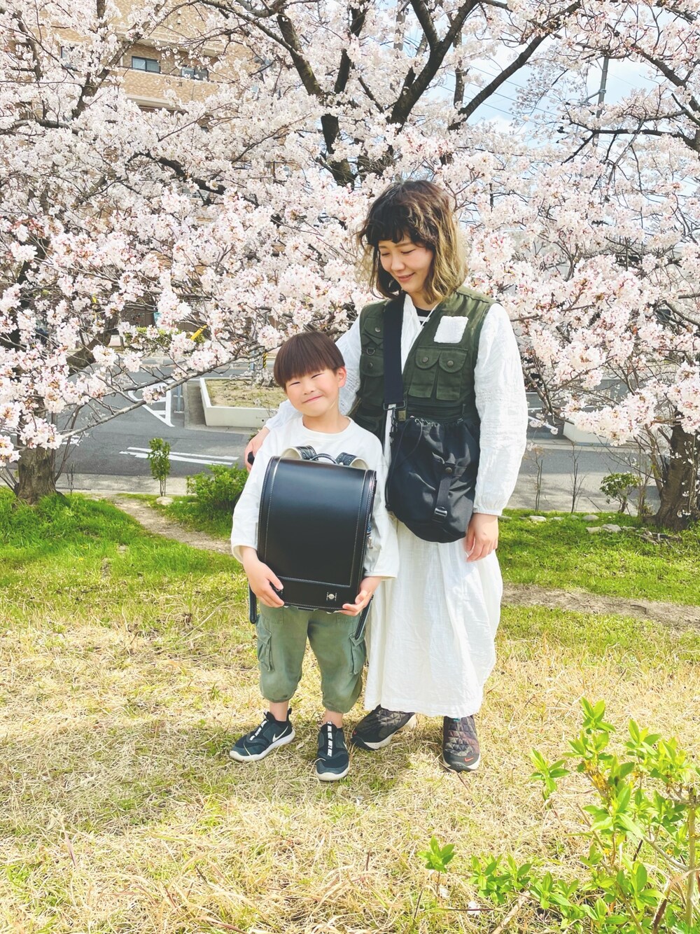 「休日スタイル、春、ボリューム袖、古着MIX、ランドセル、親子コーデ、大人ガーリー、プチプラコーデ、ロングワンピース、レイヤードスタイル」｜「NIKEのアイテム（スリッポン、その他）」を使った、🐻ぽー🐻さん（レディース・160cm）の春コーディネートの1枚目の写真